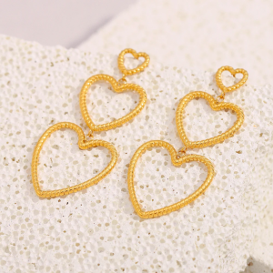 Aretes Corazones escalonados